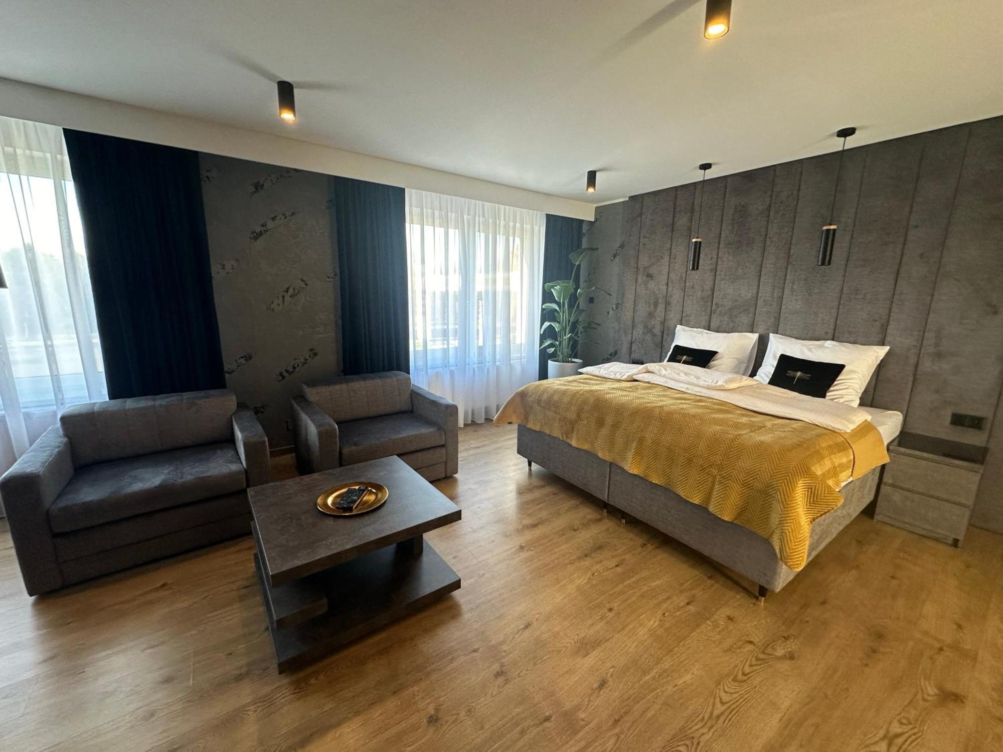 Platinum Bed & Breakfast Budzyn  ภายนอก รูปภาพ